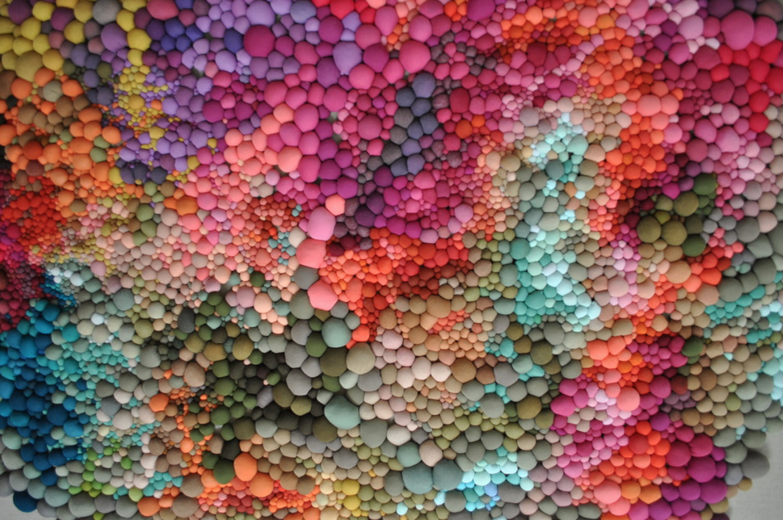 Ткань пузырьки. Цветные крупинки. Разноцветные комочки. Цветные крупинки ткань. Цветные в крупинку стены.