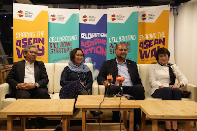 Source: myNEF. VIPs at the Q&A. Lilyana Abdul Latiff, 2nd from left, with YB Tuan Gobind Singh Deo, 2nd from right.