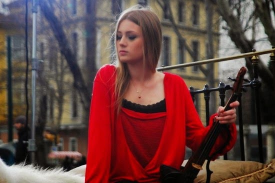 صور الممثلة التركية جيزيم كاراجا Gizem Karaca ممثلة وعارضة أزياء