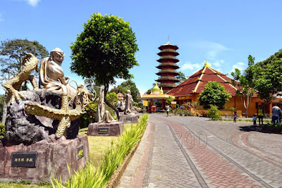 Keindahan Pagoda Ekayana di kompleks Vihara Buddhayana Tomohon - Sulawesi Utara