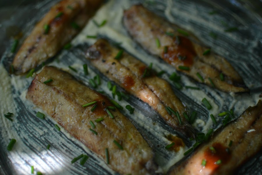 receta lomos de sardinas ahumada en cama de hummus y toque de salsa Tabasco Chipotle 01