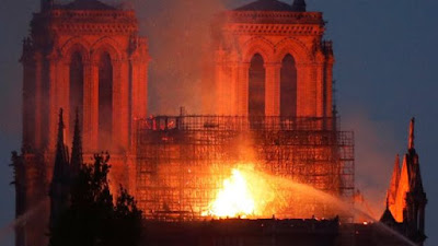 Katedral Notre-Dame di Paris Terbakar, Warga: 'Inilah Saatnya untuk Berdoa'