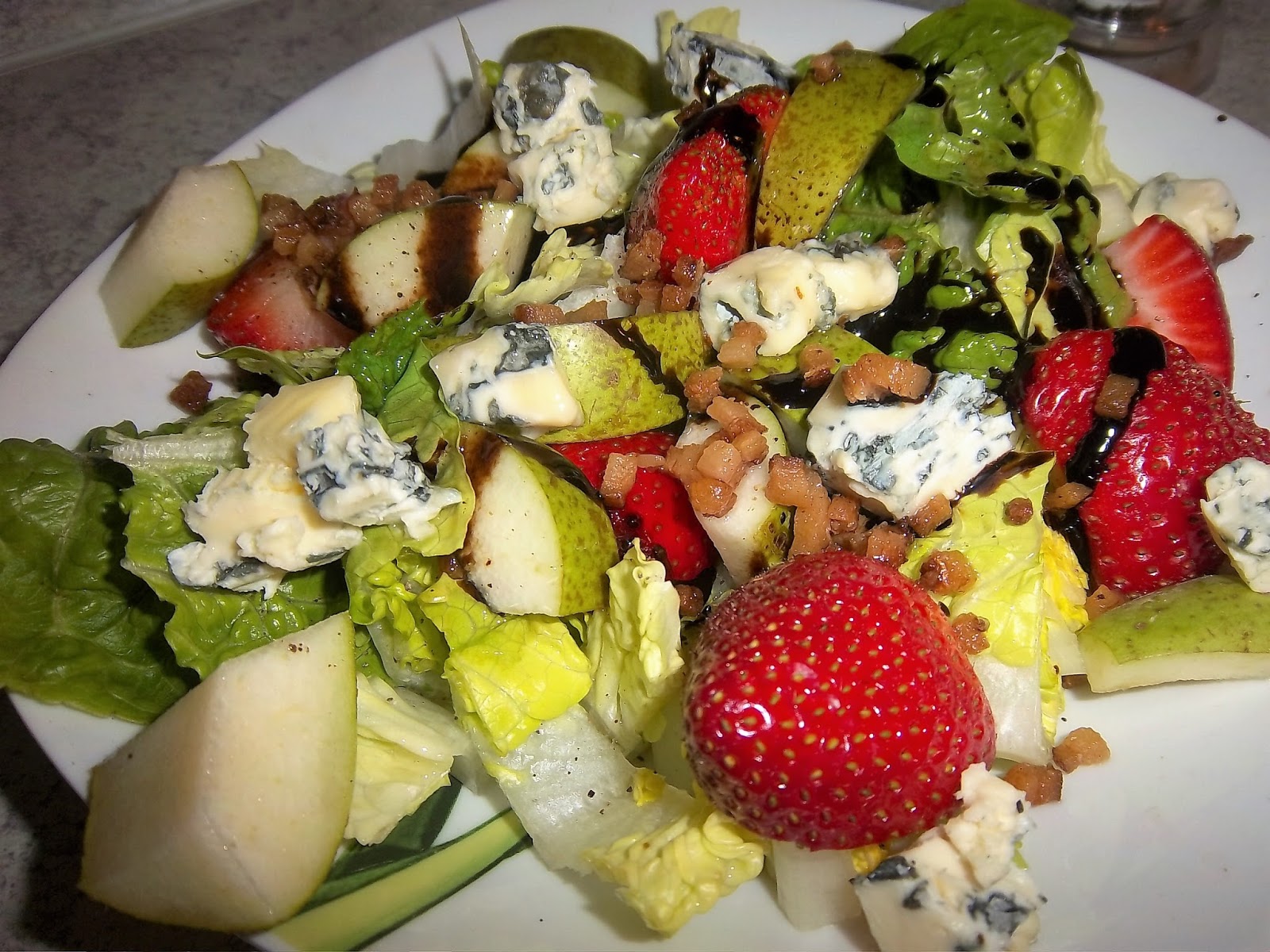 Grüner Salat mit Walnüssen, Blauschimmelkäse, Erdbeeren und Birne