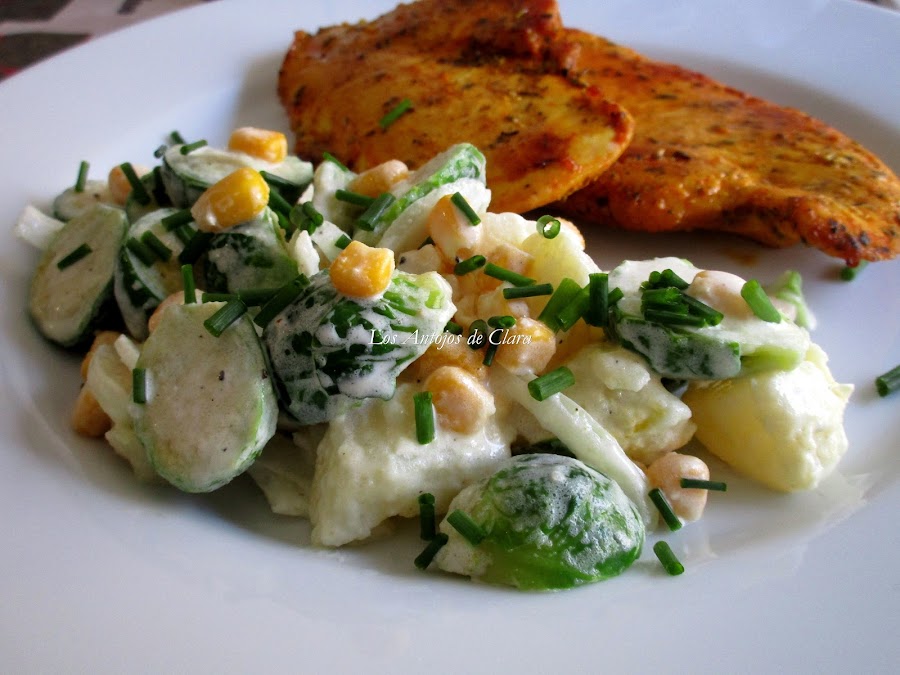 Ensalada de coles de Bruselas con patatas, maíz, cebolla dulce y nata (crema de leche)