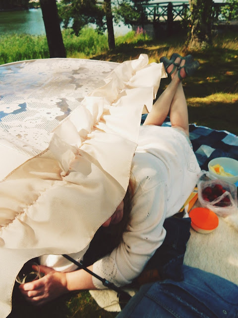 Vanhoista farkuista tilkkutyö ja tyynyt- Piknik rannalla