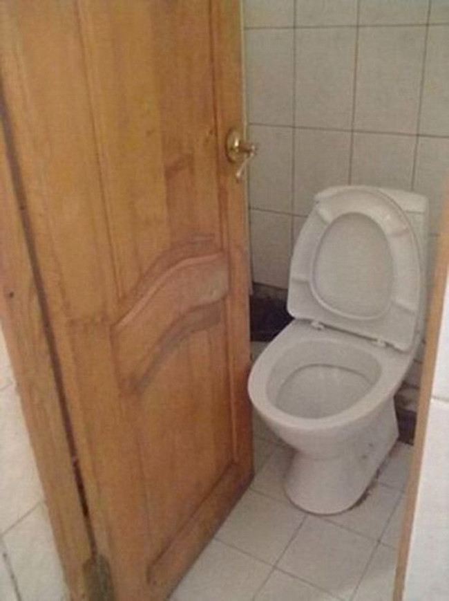 32 Design Fails That Make Little — To Zero — Sense - Screw it, just leave the door open. Give everyone a show