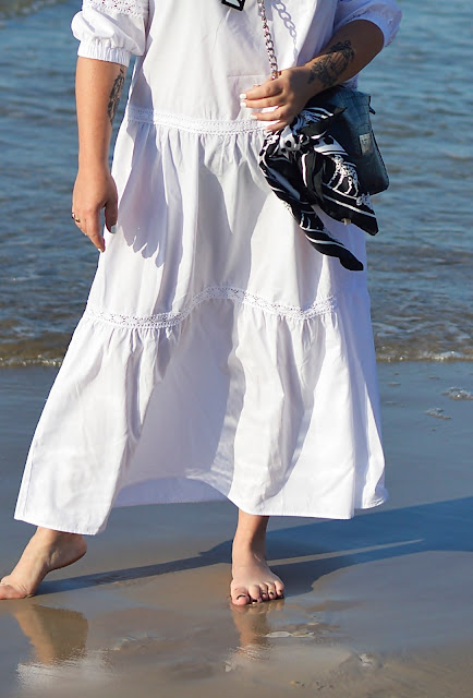 biała sukienka maxi, sukienka reserved, stylizacja nad morze 