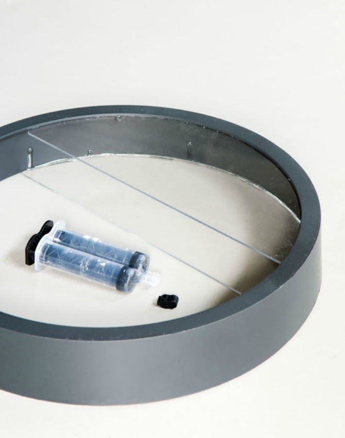 Un terrario de pared realizado con un reloj Un terrario de pared realizado con un reloj