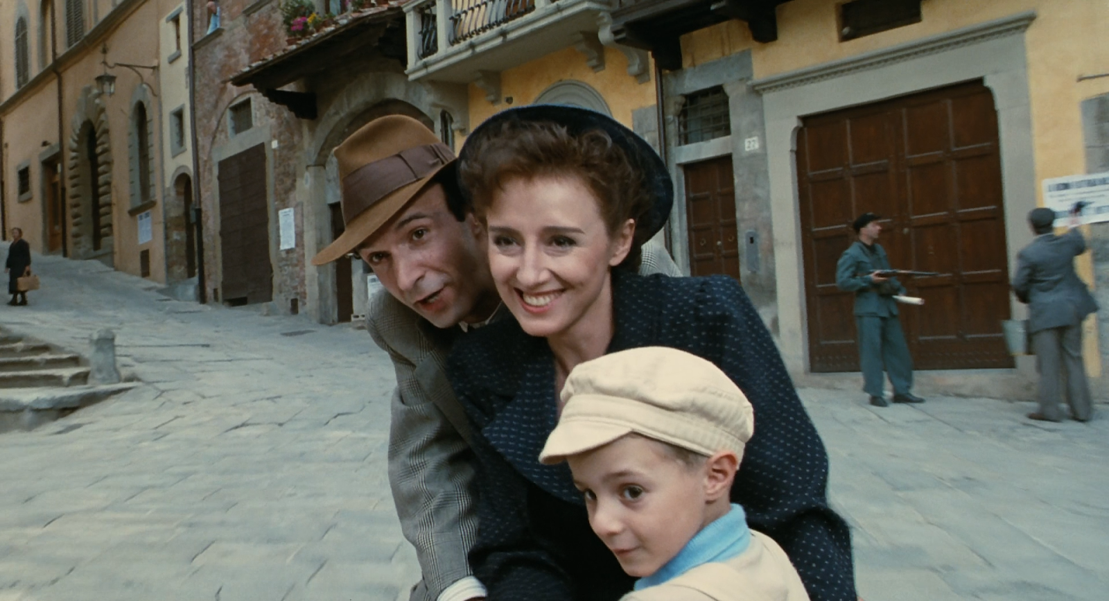 Outside the café A vida é bela (1997), de Roberto Benigni