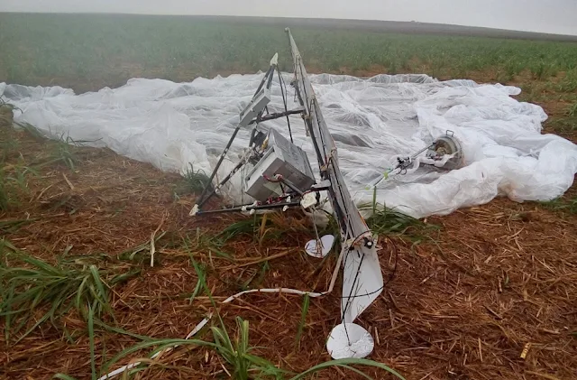 Mais uma foto real de outro balão da Google que caiu do céu