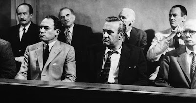 12 Angry Men at court Οι 12 Ένορκοι στο δικαστήριο στην αρχή του έργου
