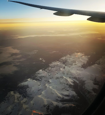 widok z samolotu, góry pokryte śniegiem