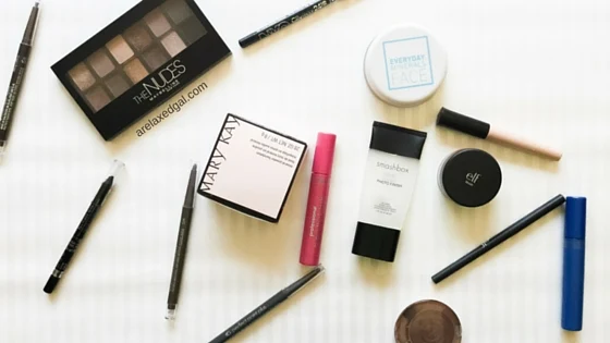 Despite being in my 30s, makeup is something that is still a bit of a mystery to me. I wear it everyday when I go out and about, but haven't mastered any looks outside of the natural, everyday look and dramatic eyes for parties and special occasions. With that being said, you may be surprised with how much makeup is in my makeup bag. | arelaxedgal.com