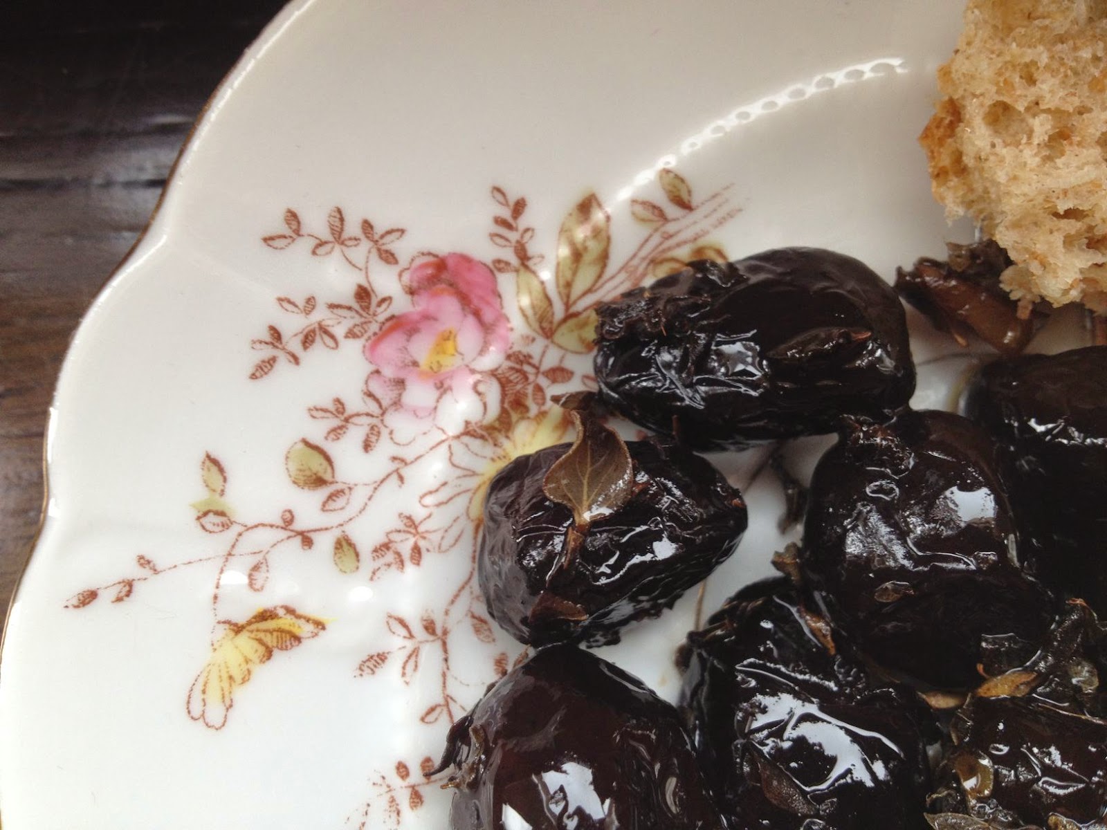 4 Olives with dried herbs and garlic (goes well with soft Moroccan