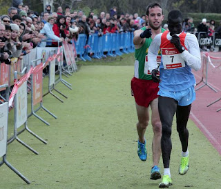 Honesty of the long-distance runner - Fernández Anaya helps Mutai toward the line