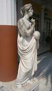 το άγαλμα της μούσας Ουρανίας στο Αχίλλειο της Κέρκυρας