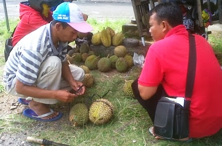 Penjual Durian Dadakan di Tabanan Laris Manis