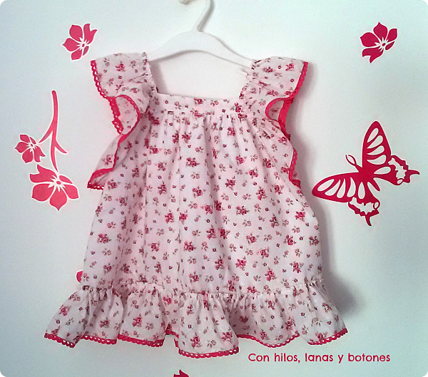 Con hilos, lanas y botones: vestido de plumeti rosas mini para niña