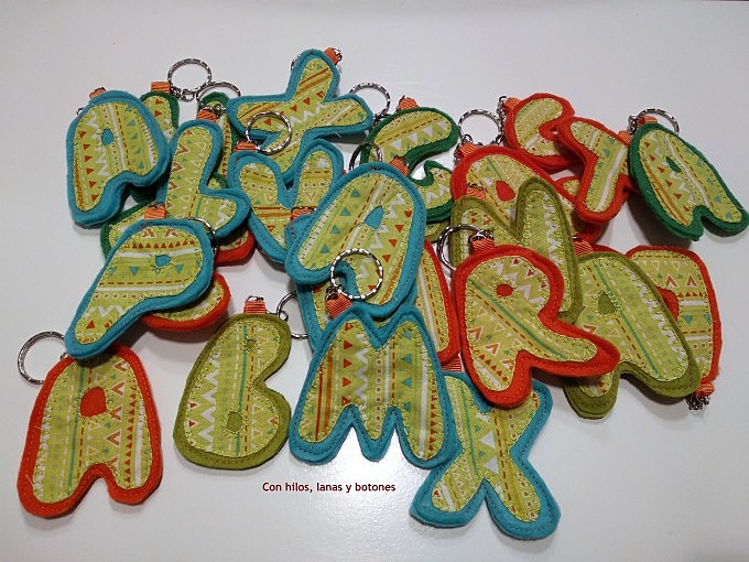 Con hilos, lanas y botones: Llaveros con iniciales