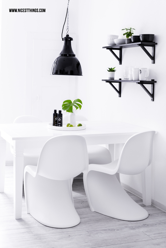 Weisse Küche mit Panton Chairs und Esstisch in Weiß