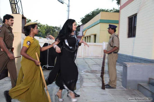 Veena+Malik+Arrested+(2)
