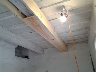 сегмент фальшбалки на потолке в деревянном доме