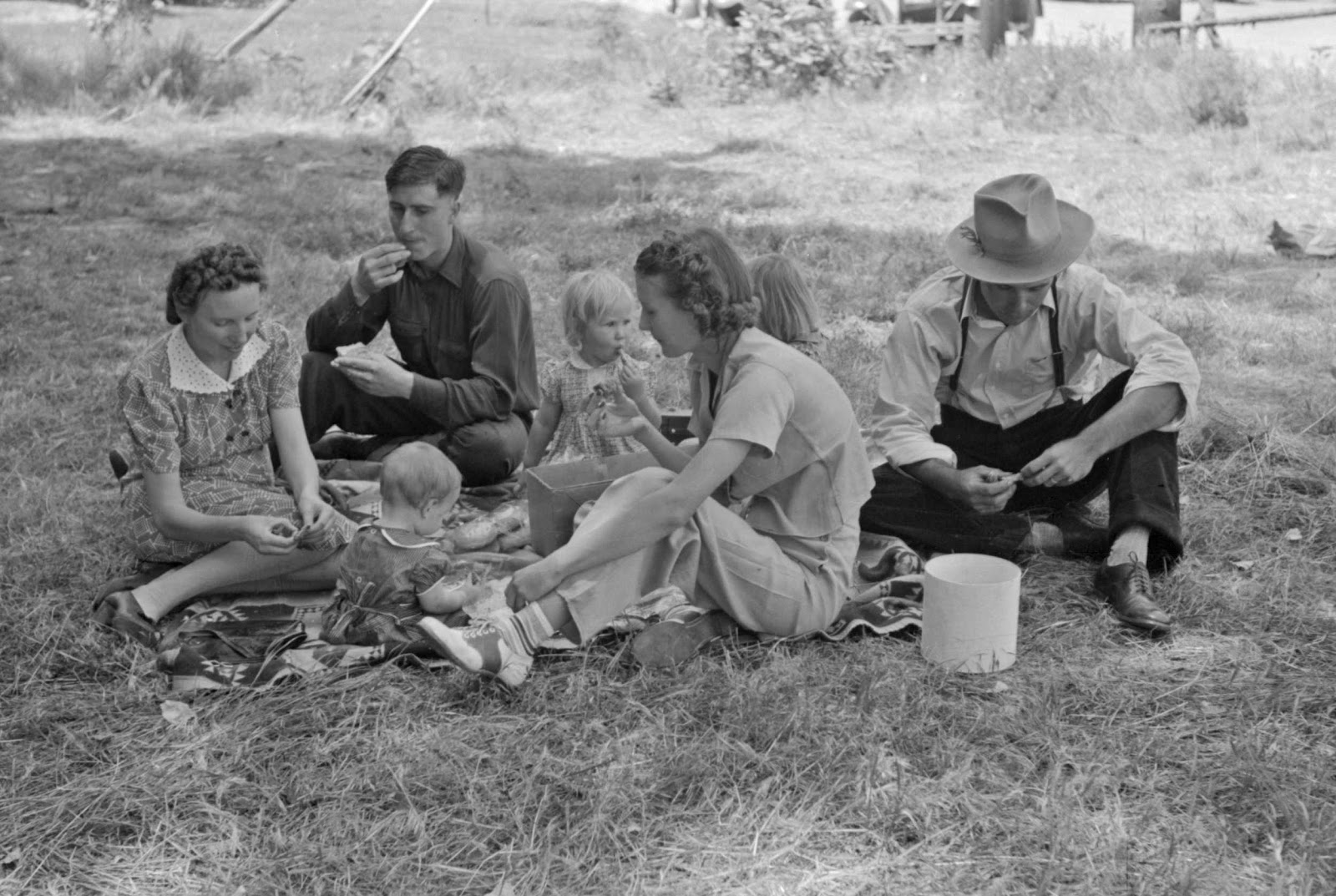 Russell+Lee+-+A+family+picnic+on+the+Fourth+of+July+at+Vale,+Oregon,+1941.jpg