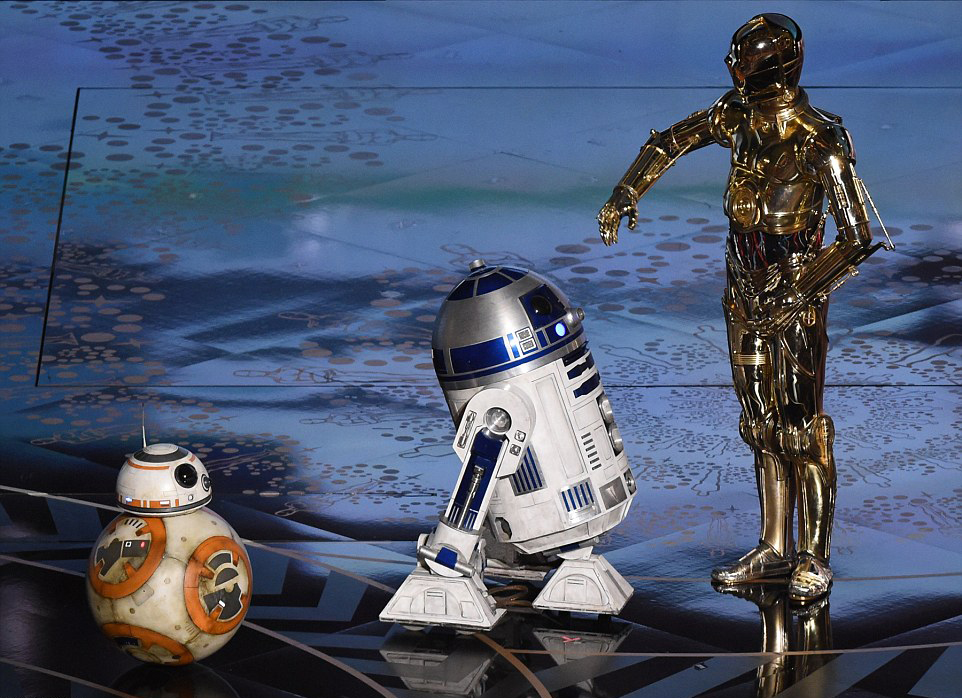 Video R2 D2 と C 3po そして 8 のドロイドたちが せっかくのアカデミー賞の授賞式なのに 自分たちの座席にたどり着けないマヌケを装って スター ウォーズ で知られる偉大な映画音楽の作曲家 ジョン ウィリアムズにトリビュートした おかしなシーン