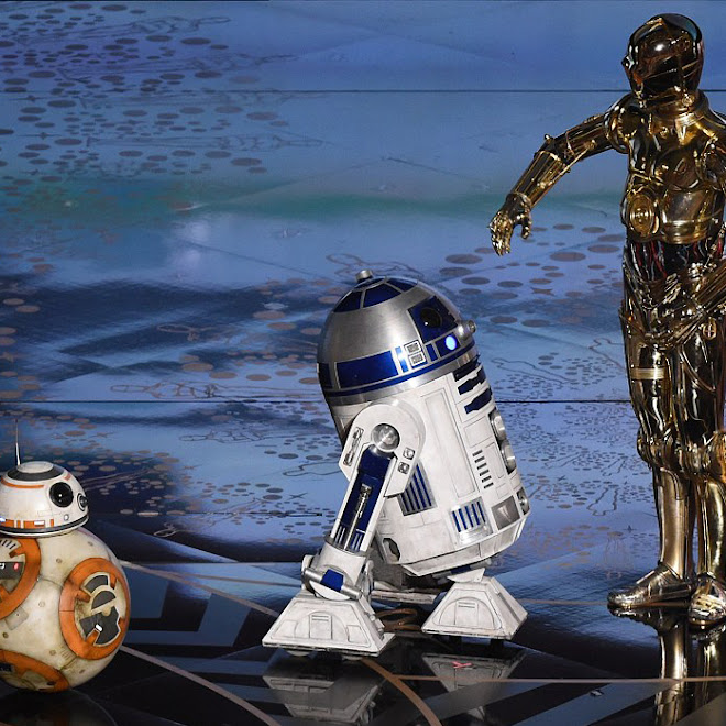 Video : R2-D2 と C-3PO 、そして、BB-8 のドロイドたちが、せっかくのアカデミー賞の授賞式なのに、自分たちの座席にたどり着けないマヌケを装って、「スター・ウォーズ」で知られる偉大な映画音楽の作曲家、ジョン・ウィリアムズにトリビュートした、おかしなシーン ! !