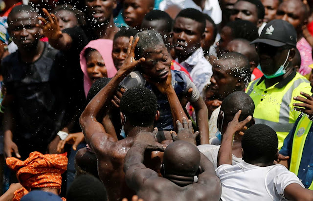 Imagens chocantes do resgate de crianças soterradas na Nigéria