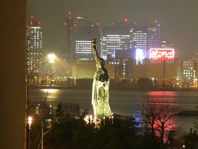 Resultado de imagem para estatua da liberdade tokyo