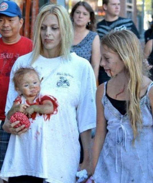 Disfraz creativo: Madre y Bebé Zombie