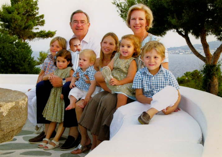 большая греческая семья. свадьба в древнегреческом стиле. гости в греции. греческая семья. греческая семья.