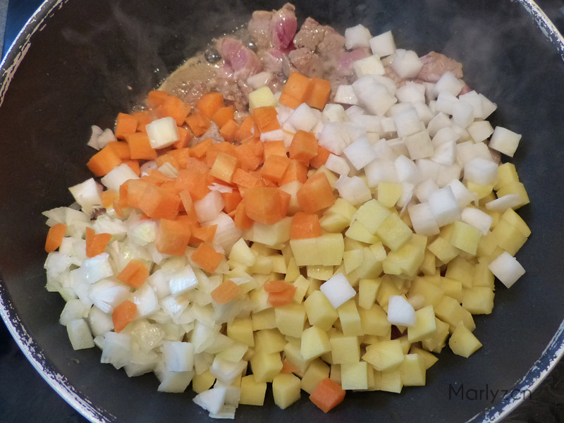 Ajoutez les pommes de terre, le navet, les carottes et l'oignon.