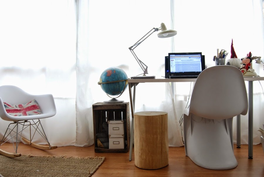 asiento hecho con un tronco. seat made from a log