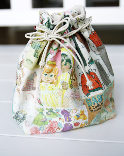 Small Lined Drawstring Fabric Gift Bag. Pattern + DIY Tutorial in Pictures.