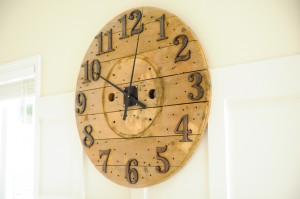 This DIY pallet wall clock is a gorgeous farmhouse style piece made with recycled pallets