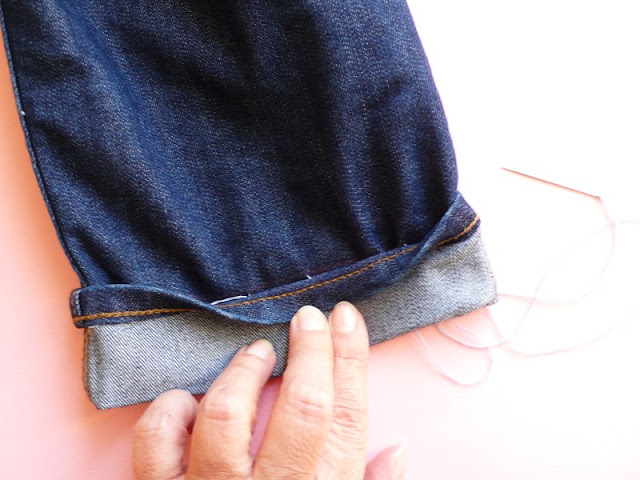 Come fare l'orlo ai jeans mantenendo quello originale