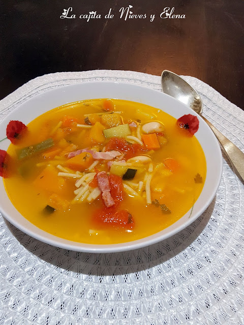 Sopa de verduras con pasta y bacon ahumado