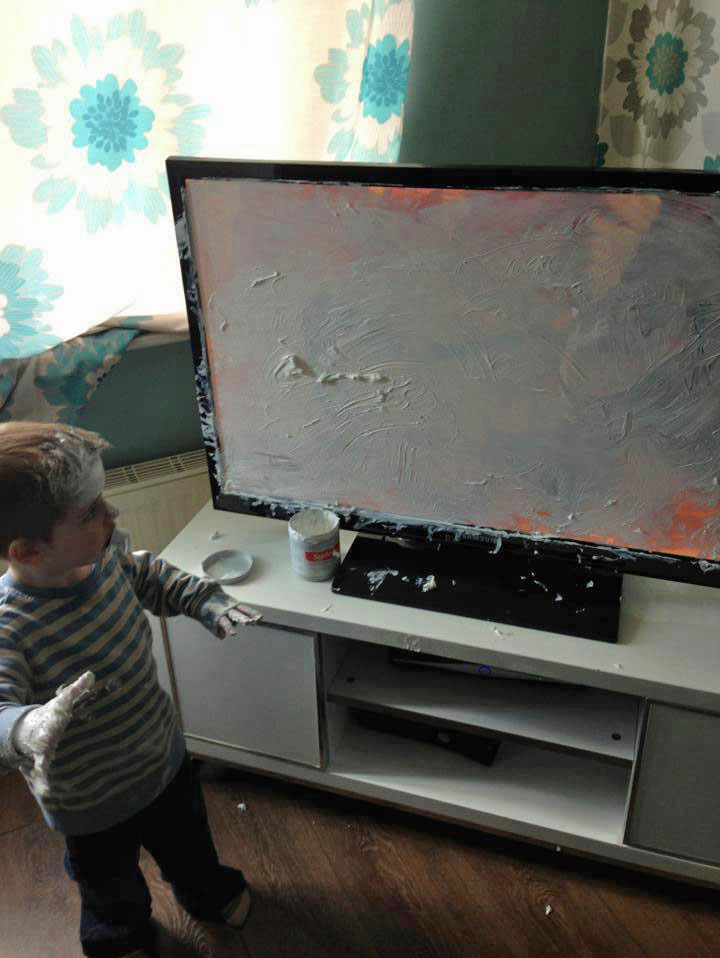Witziges Kind spielt alleine mit Fernseher