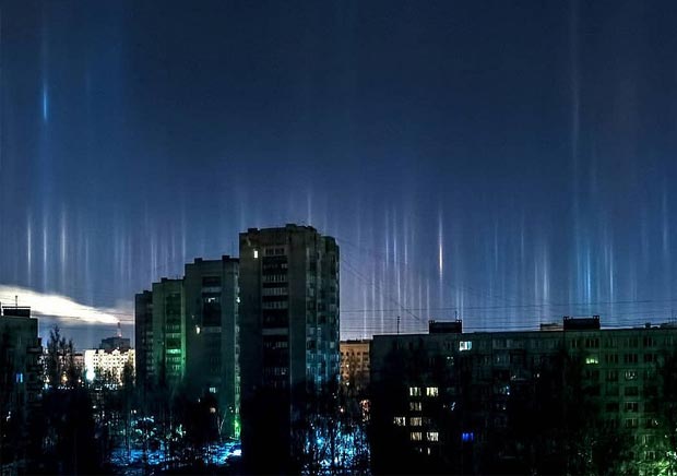 Pilares de luz brilham no céu de São Petersburgo, na Rússia