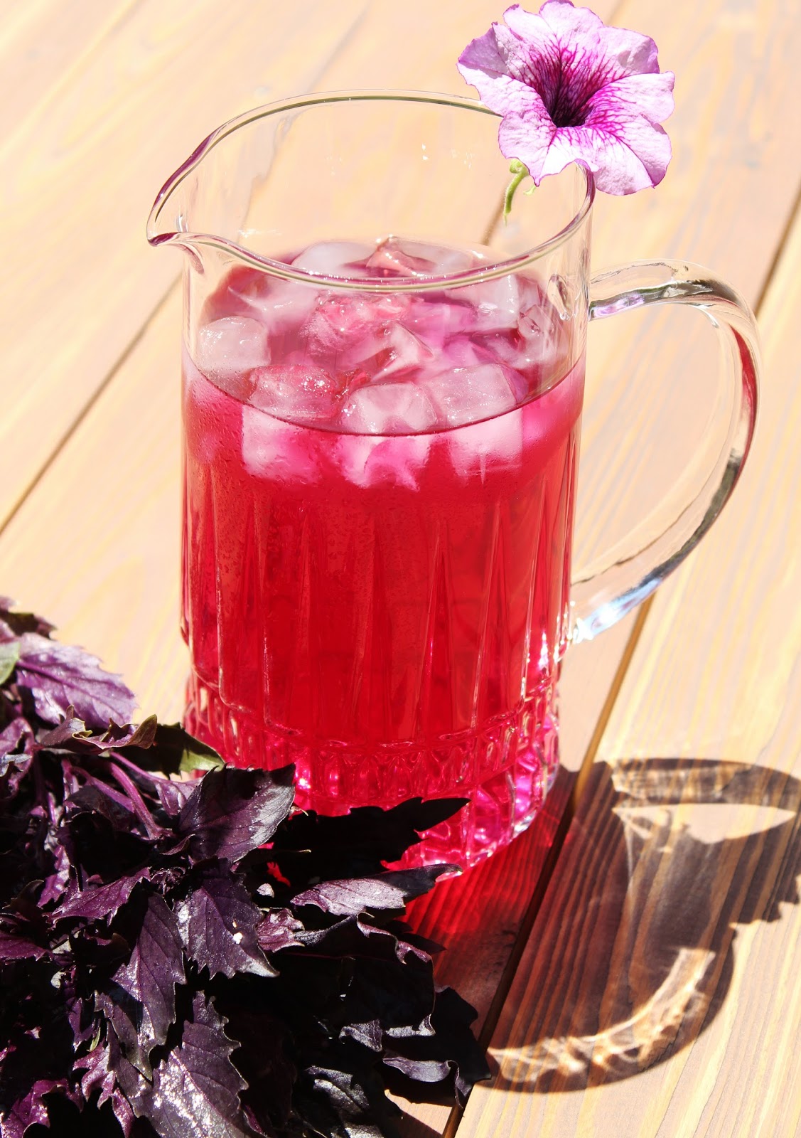 Базиликовый компот. Базилик морс. Лимонад в графине. Базилик морс. Морс из клубники.