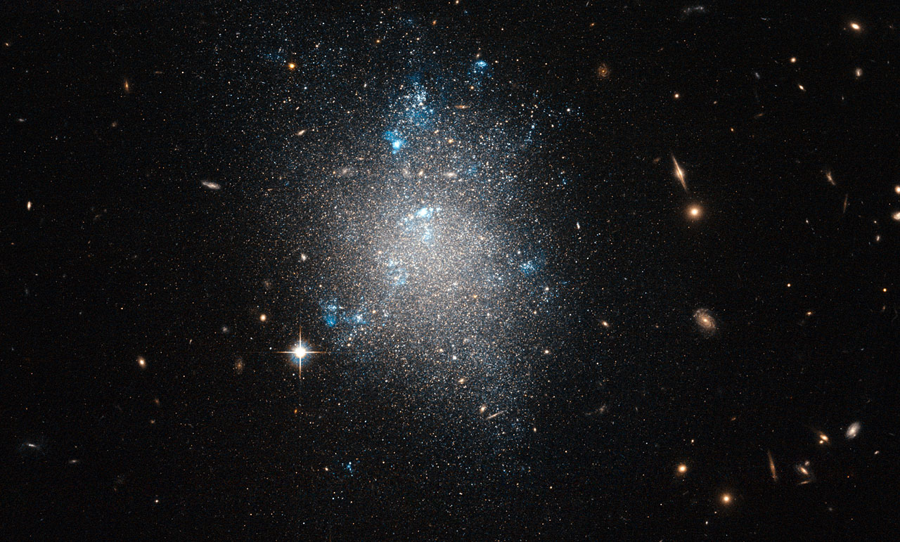 NGC 5477, una galaxia enana.