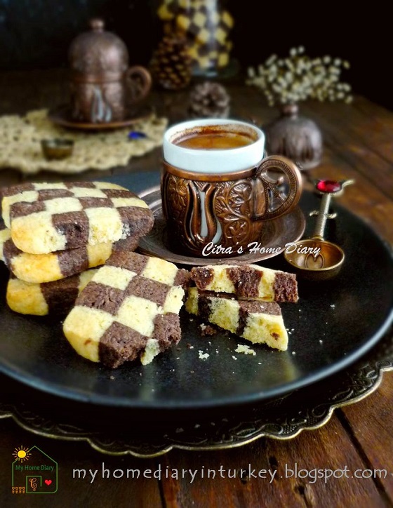 Checkerboard Cookies / Kue Kering Domino | Çitra's Home Diary. #holidaycookies #kuekeringlebaran #kuekeringdomino #checkerboardcookies #resepkuekeringlebaran #cookiesrecipe #chocolatecookiesrecipe