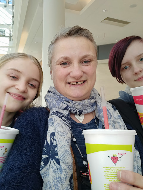 madmumof7 with daughters