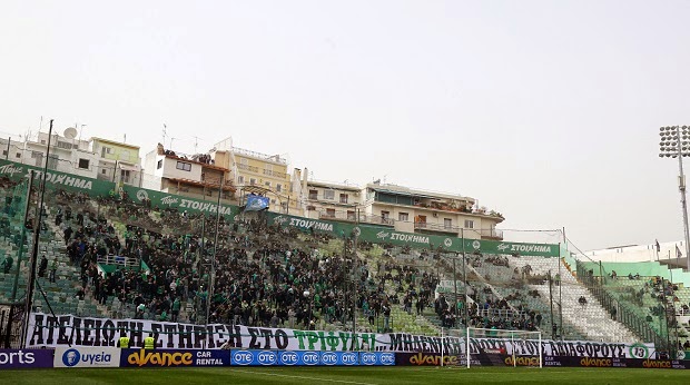 Πανό με νόημα από τη Θύρα 13 προς τους παίκτες!