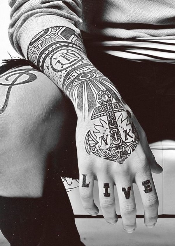 los mejores tatuajes de anclas, vemos a chica con un tatuaje precioso y delicado
