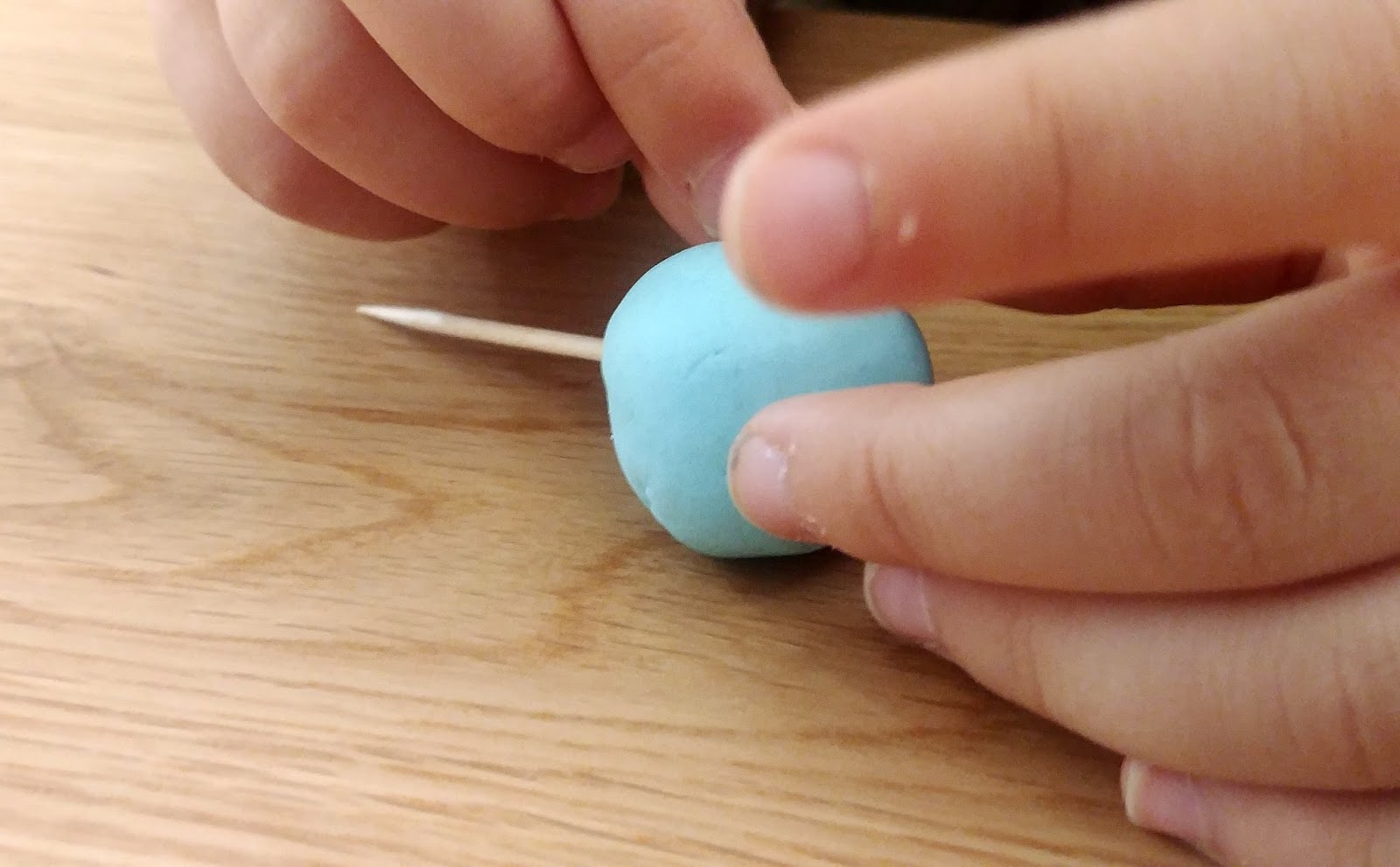 tuto Des décorations en pâte à modeler pour le gateau de Pâques Les Aventures des Petits Pois