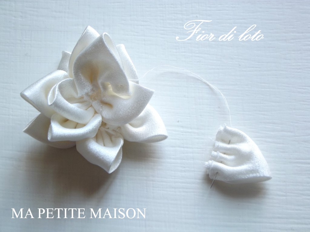 Fiore di loto in raso by Ma Petite Maison