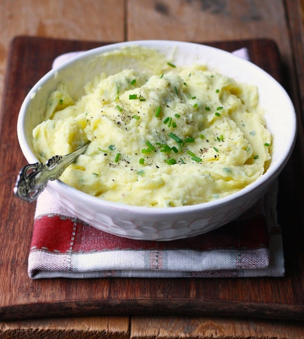 Garlic & Chives Mashed Potatoes recipe by SeasonWithSpice.com